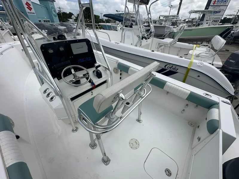 Slide: The Image of 2007 Contender 21 Open boat interior with steering console and seating. - 10