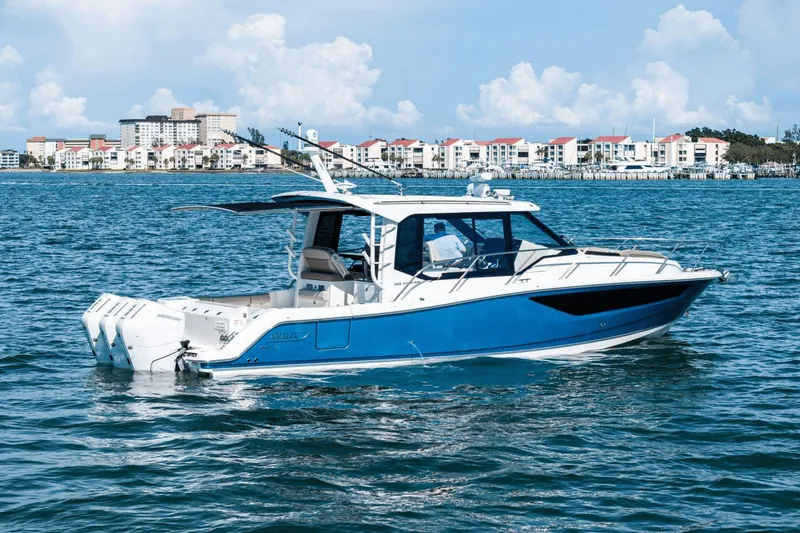 Slide: The Image of Boston Whaler 365 Conquest 2025 - 15