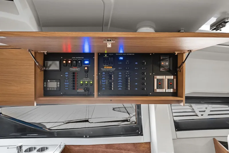 Slide: The Image of Boston Whaler 365 Conquest 2025 - 40