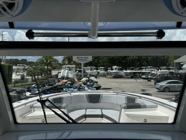 Slide: The Image of Robalo R360 Center Console 2025 - 18