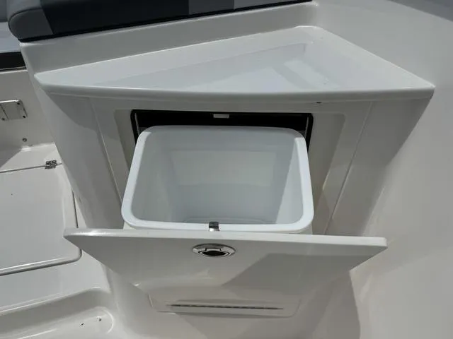 Slide: The Image of Robalo R360 Center Console 2025 - 39