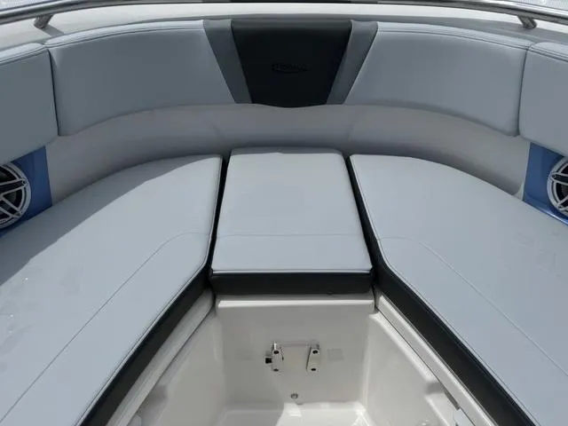 Slide: The Image of Robalo R360 Center Console 2025 - 43