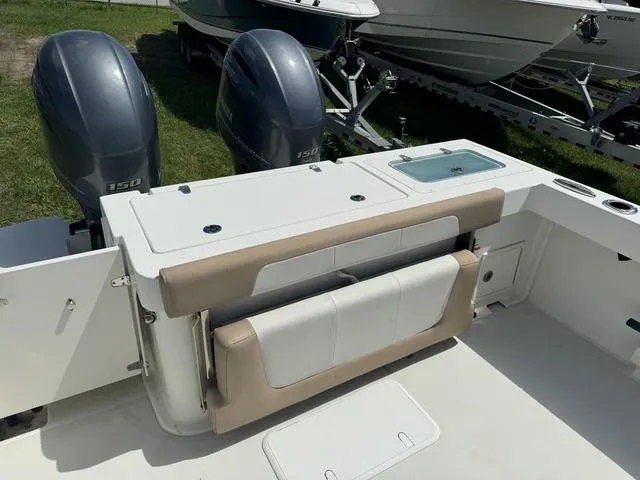 Slide: The Image of Parker Marine 2501 Center Console 2018 - 3