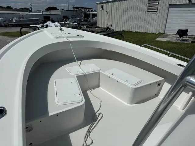 Slide: The Image of Parker Marine 2501 Center Console 2018 - 5