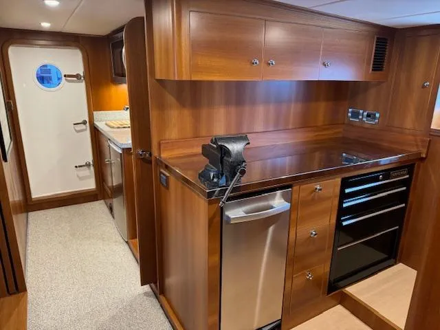 Slide: The Image of Outer Reef 720 Motoryacht 2022 - 60