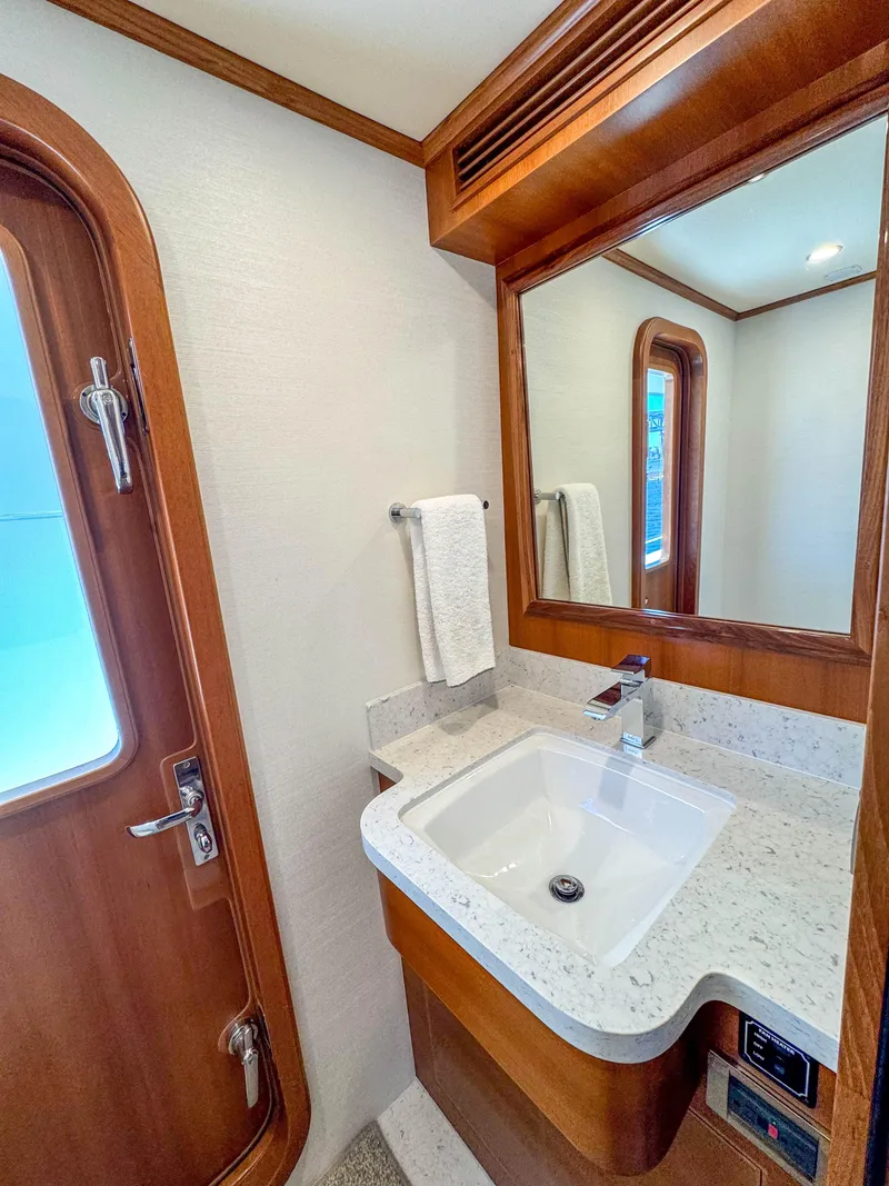 Slide: The Image of Outer Reef 720 Motoryacht 2022 - 63