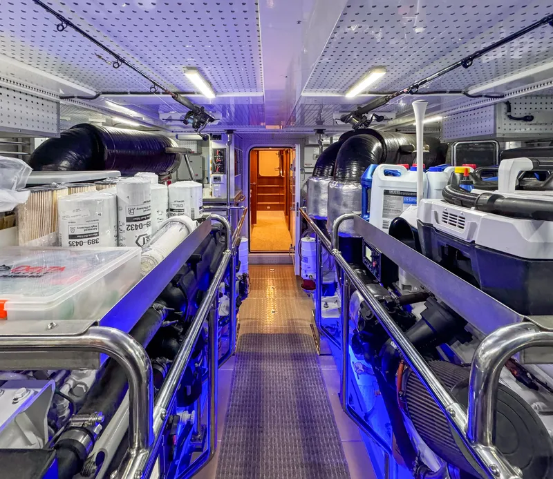 Slide: The Image of Outer Reef 720 Motoryacht 2022 - 64