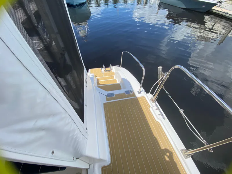 Slide: The Image of Manta 44 Power Cat 2007, deck view with water reflection. - 21