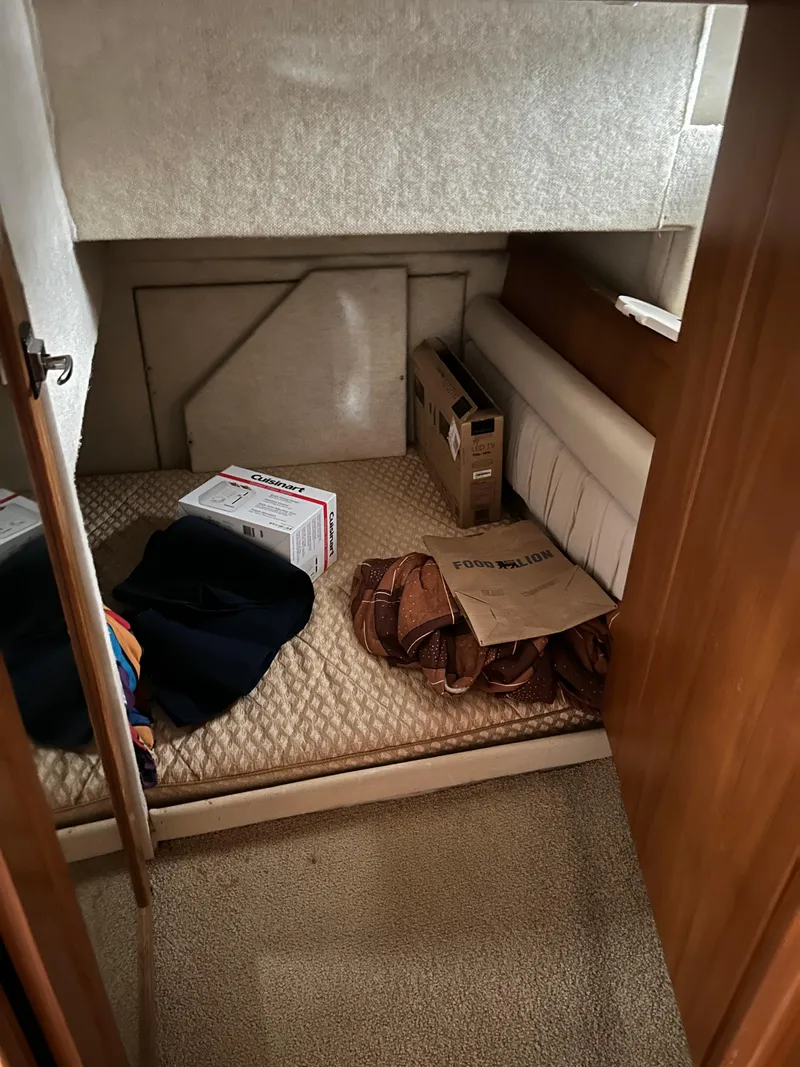 Slide: The Image of Interior cabin of 2000 Bayliner 4087 Motoryacht with storage boxes and bedding. - 22