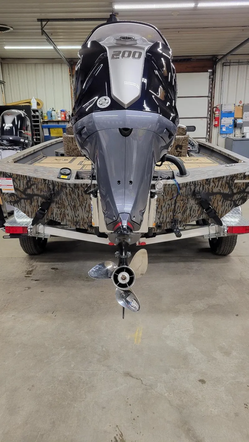 Slide: The Image of 2025 Xpress X19 Pro Bass boat with Yamaha Vmax 200 engine in stock. - 9