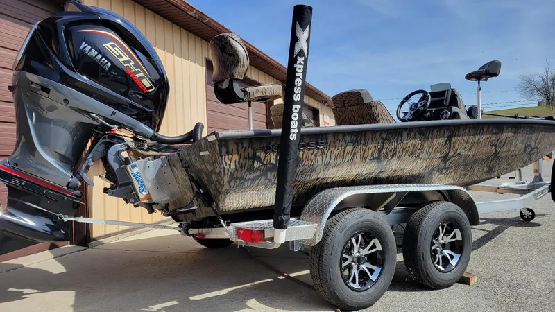 Slide: The Image of 2025 Xpress X19 Pro Bass boat with Yamaha 200 Vmax engine on trailer. - 11
