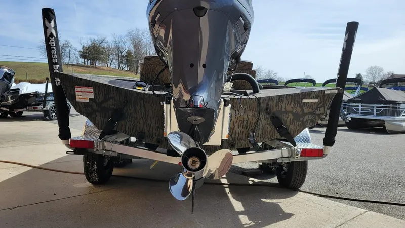 Slide: The Image of 2025 Xpress X19 Pro Bass boat with Yamaha 200 Vmax engine, rear view. - 12