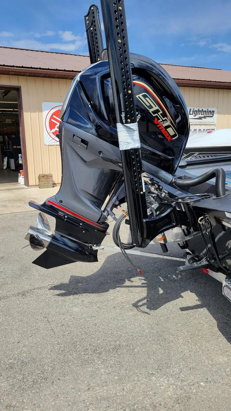 Slide: The Image of 2025 Xpress X21 Pro Bass with Yamaha Vmax 250 engine, showcased outdoors. - 4