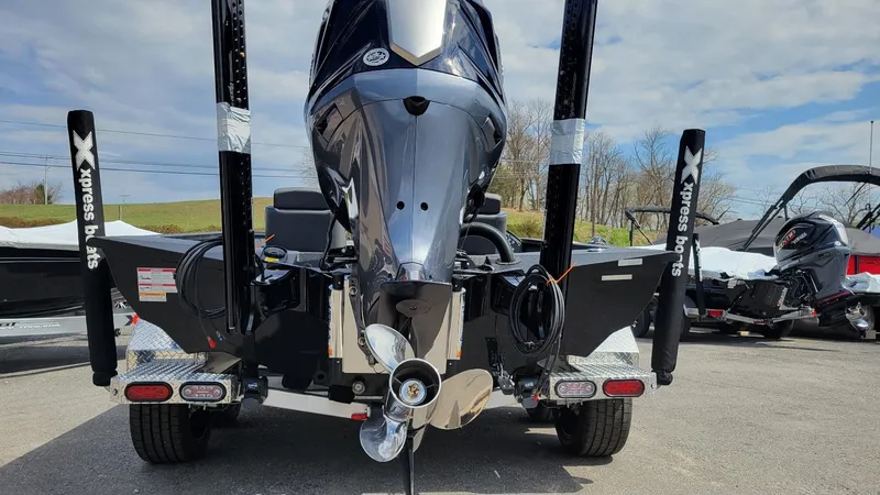 Slide: The Image of 2025 Xpress X21 Pro Bass boat with Yamaha Vmax 250 engine, rear view. - 5