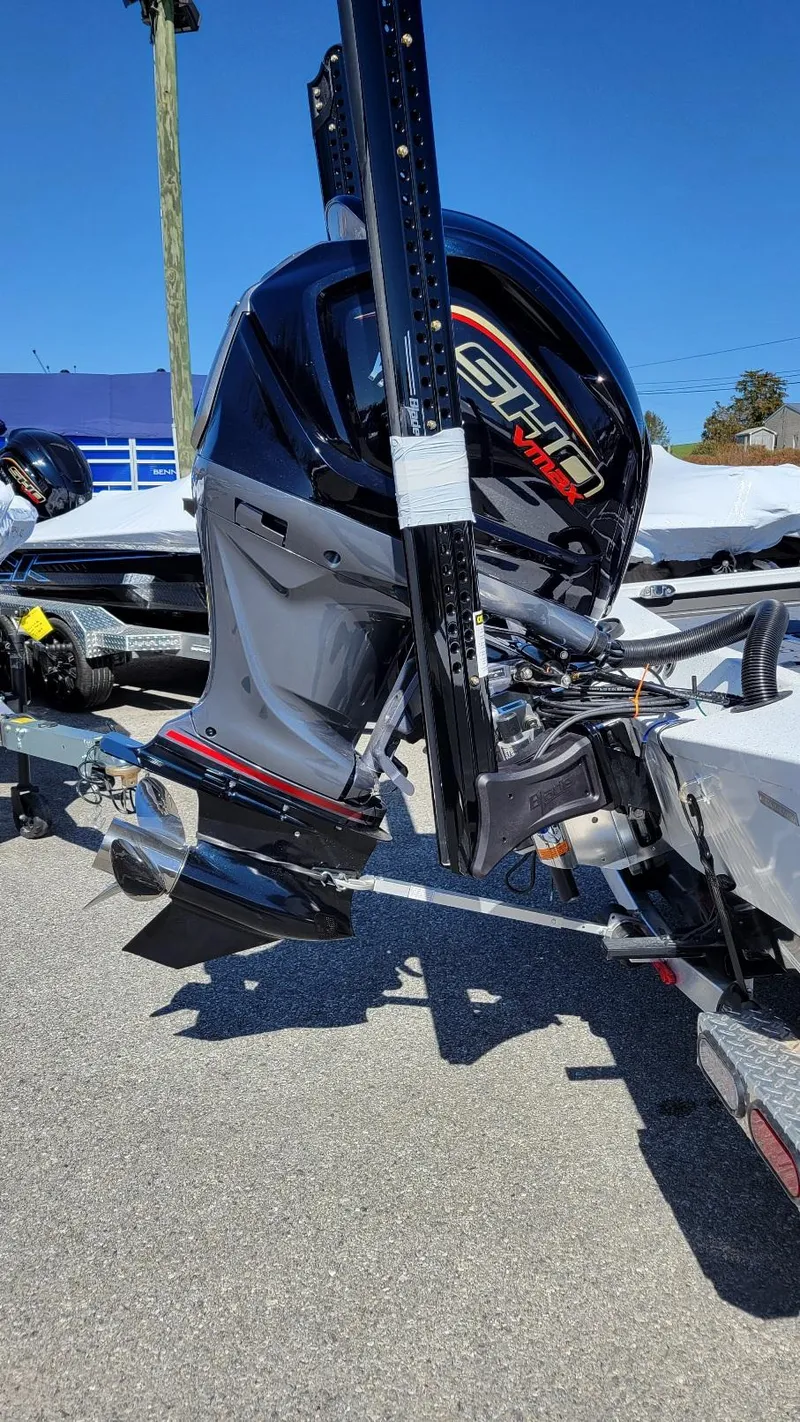 Slide: The Image of 2025 Xpress X21 Pro Bass LE with Yamaha Vmax 250 engine, parked outdoors. - 5