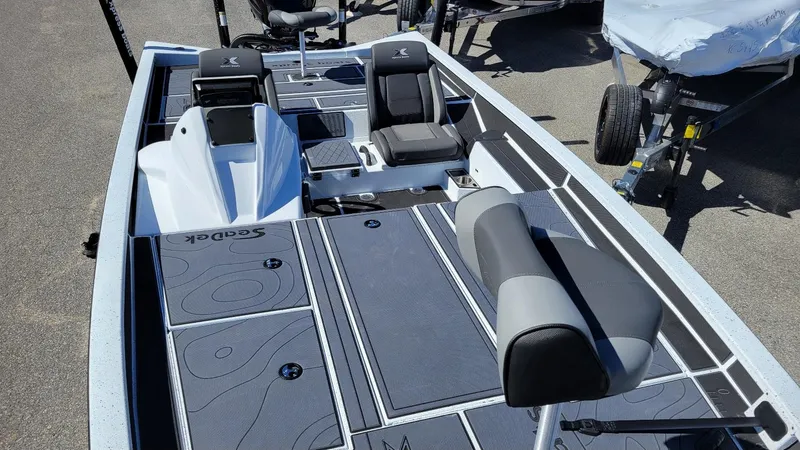 Slide: The Image of 2025 Xpress X21 Pro Bass LE boat with Yamaha Vmax 250, featuring spacious deck and seating. - 8