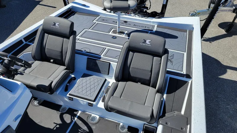 Slide: The Image of 2025 Xpress X21 Pro Bass LE boat interior with Yamaha Vmax 250, featuring dual seats. - 9