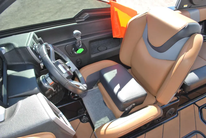 Slide: The Image of Malibu Wakesetter 26 LSV 2023 - 20