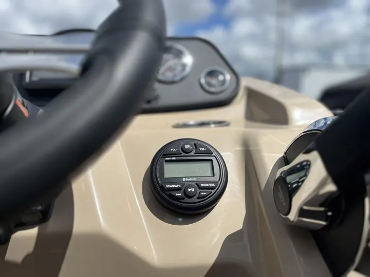 Slide: The Image of Bentley Pontoons Fish 203 Center Walk-Thru 3/4 Tube 2024 - 36