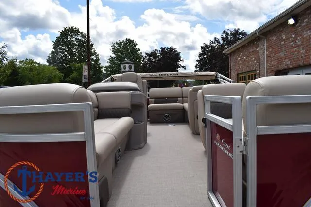 Slide: The Image of Sun Tracker Party Barge 20 DLX 2024 - 12