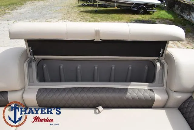 Slide: The Image of Sun Tracker Party Barge 20 DLX 2024 - 17