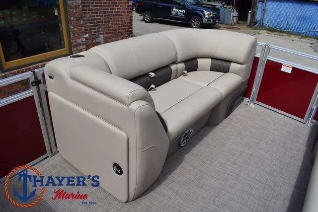 Slide: The Image of Sun Tracker Party Barge 20 DLX 2024 - 19