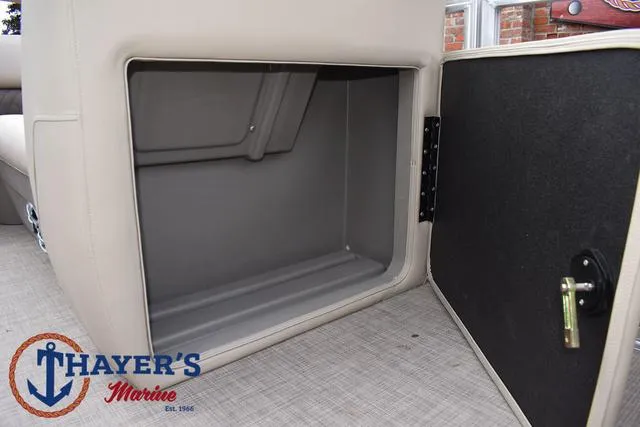 Slide: The Image of Sun Tracker Party Barge 20 DLX 2024 - 27