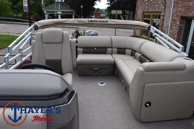 Slide: The Image of Sun Tracker Party Barge 20 DLX 2024 - 28