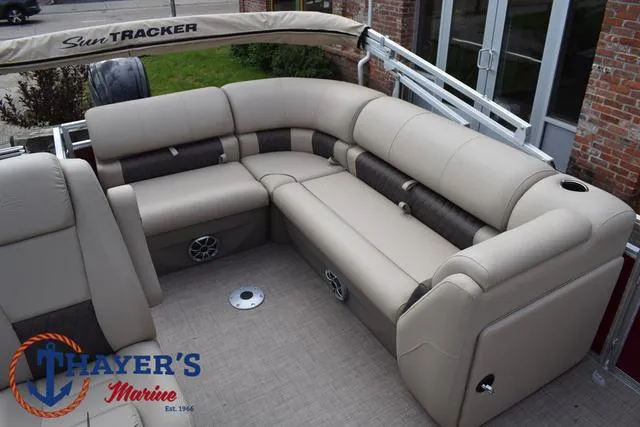 Slide: The Image of Sun Tracker Party Barge 20 DLX 2024 - 34