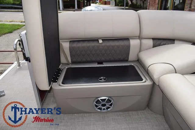 Slide: The Image of Sun Tracker Party Barge 20 DLX 2024 - 37