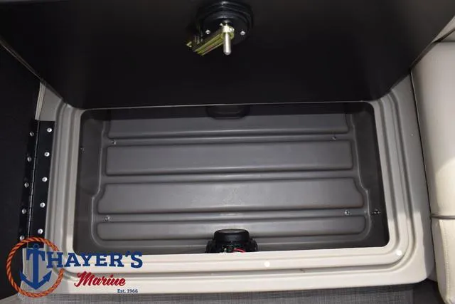 Slide: The Image of Sun Tracker Party Barge 20 DLX 2024 - 38