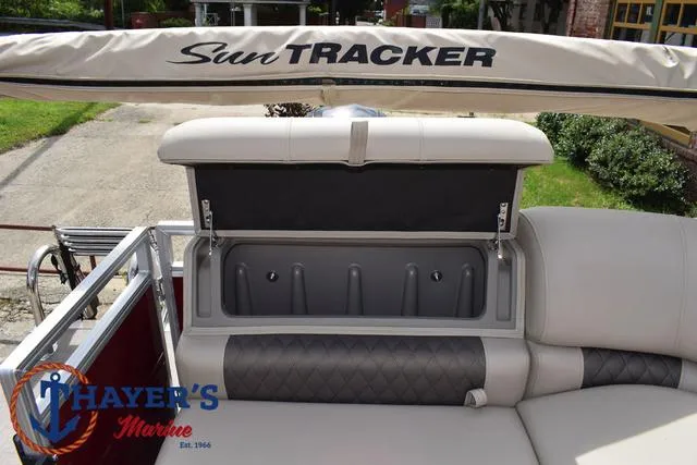 Slide: The Image of Sun Tracker Party Barge 20 DLX 2024 - 39