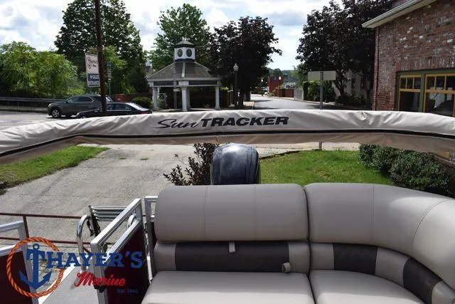 Slide: The Image of Sun Tracker Party Barge 20 DLX 2024 - 41