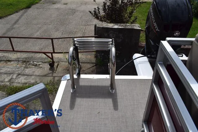 Slide: The Image of Sun Tracker Party Barge 20 DLX 2024 - 42