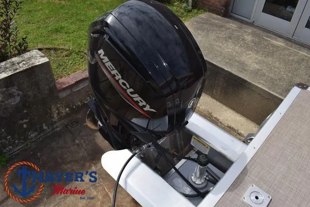 Slide: The Image of Sun Tracker Party Barge 20 DLX 2024 - 44