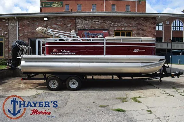 Slide: The Image of Sun Tracker Party Barge 20 DLX 2024 - 54