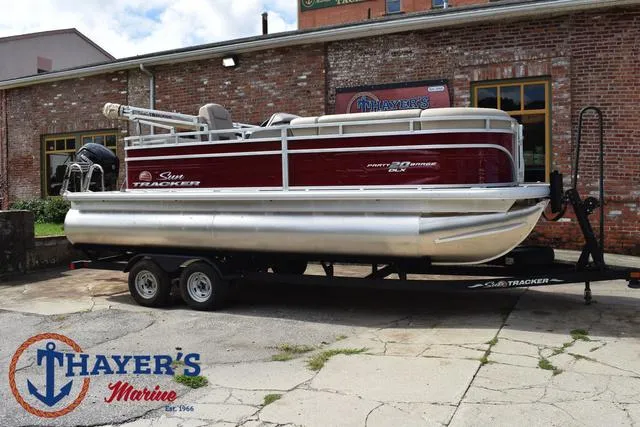 Slide: The Image of Sun Tracker Party Barge 20 DLX 2024 - 55