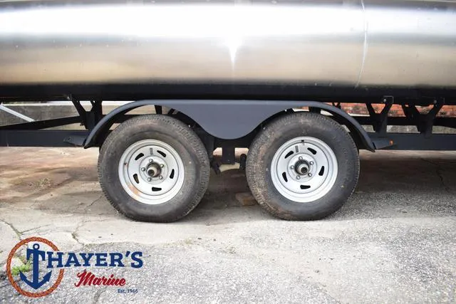 Slide: The Image of Sun Tracker Party Barge 20 DLX 2024 - 6