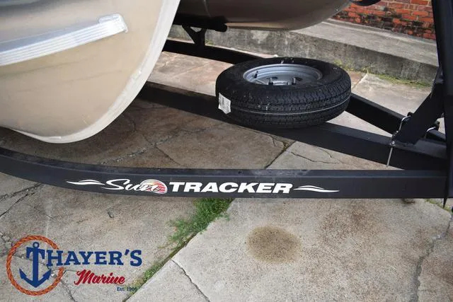 Slide: The Image of Sun Tracker Party Barge 20 DLX 2024 - 7