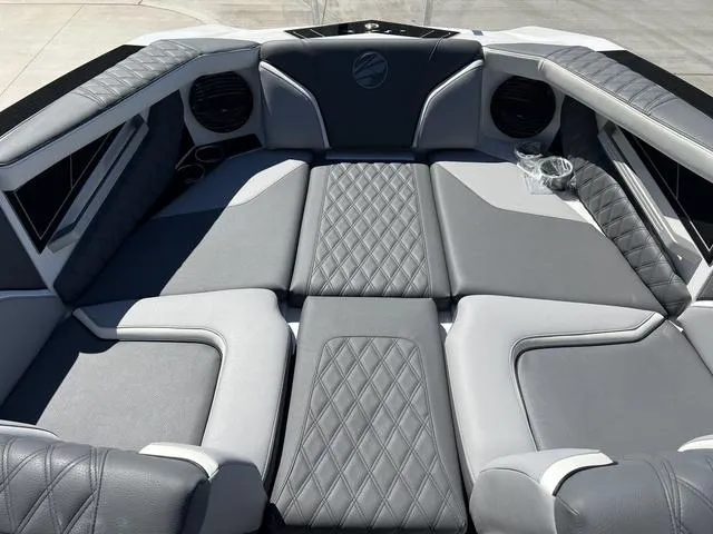 Slide: The Image of Tigé 24RZX 2025 - 11