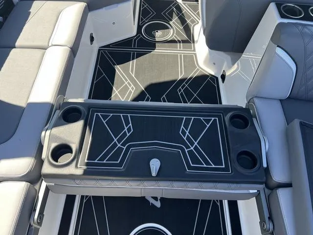 Slide: The Image of Tigé 24RZX 2025 - 15