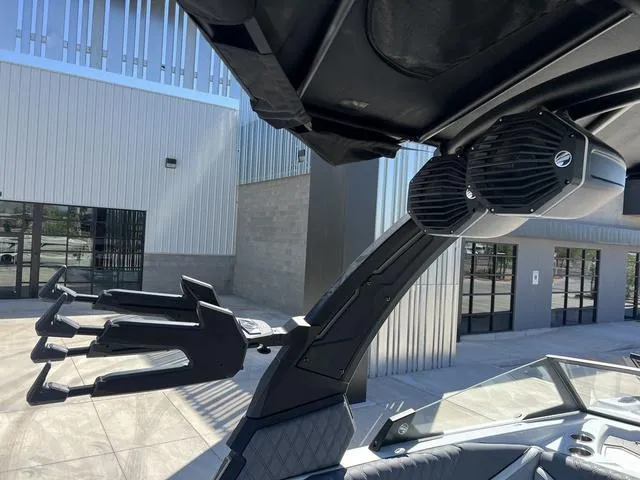 Slide: The Image of Tigé 24RZX 2025 - 16