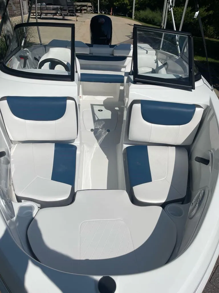 Slide: The Image of 2024 Tahoe 185 S boat interior with white and blue seating. - 2