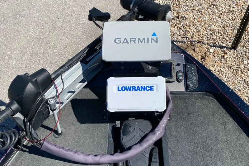 Slide: The Image of 2015 Ranger Z521C boat with Garmin and Lowrance navigation systems. - 4