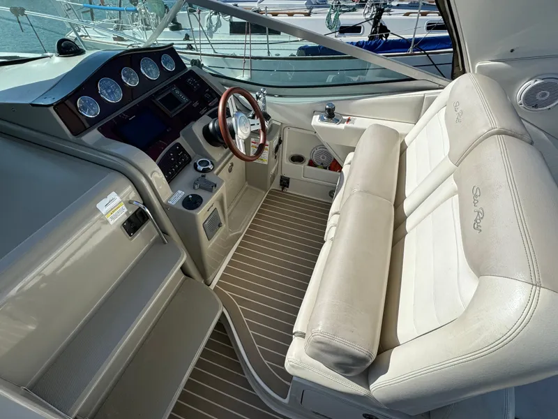 Slide: The Image of Sea Ray Sundancer 330 2011 - 10