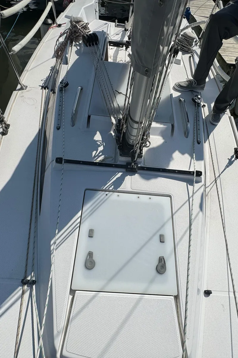 Slide: The Image of Self-Tacking Jib Track - 11