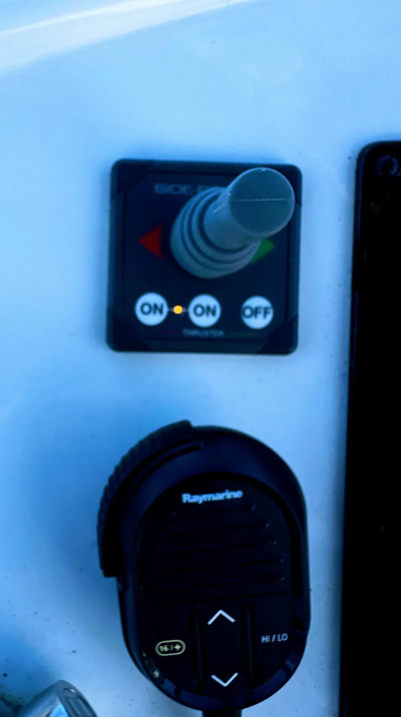 Slide: The Image of Control panel of a 2001 Sea Ray 400 Sedan Bridge boat. - 22