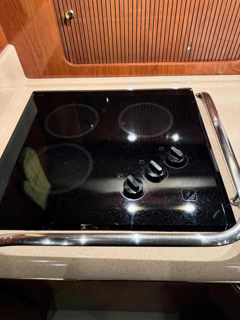 Slide: The Image of Stovetop in 2001 Sea Ray 400 Sedan Bridge yacht kitchen. - 47