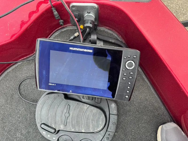 Slide: The Image of Fishfinder on 2014 Skeeter WX 2060 boat, featuring Humminbird Helix 5 display. - 18