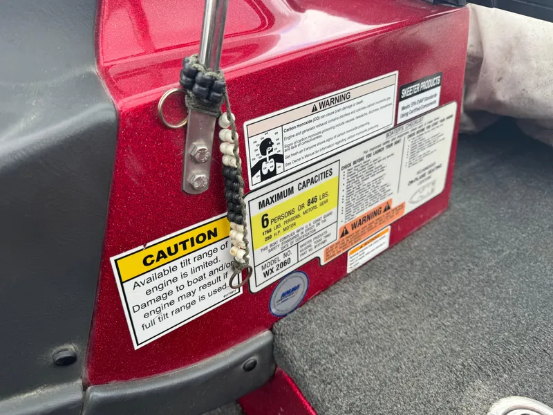 Slide: The Image of 2014 Skeeter WX 2060 boat warning labels and capacity information. - 7